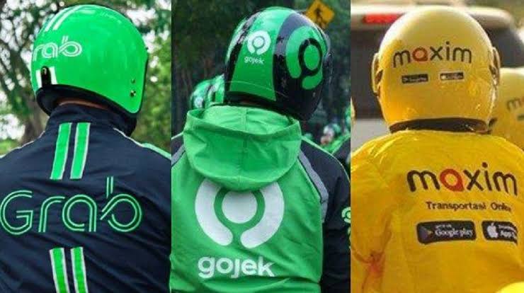 Mitra atau Pekerja? Mengurai Benang Kusut Status Hukum Driver Ojek Online di Ekonomi Gig